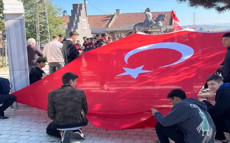 Bilecik’te “Cumhuriyetin 101. Yılı ve Şehitler İçin Gençlik Yürüyüşü” düzenlendi