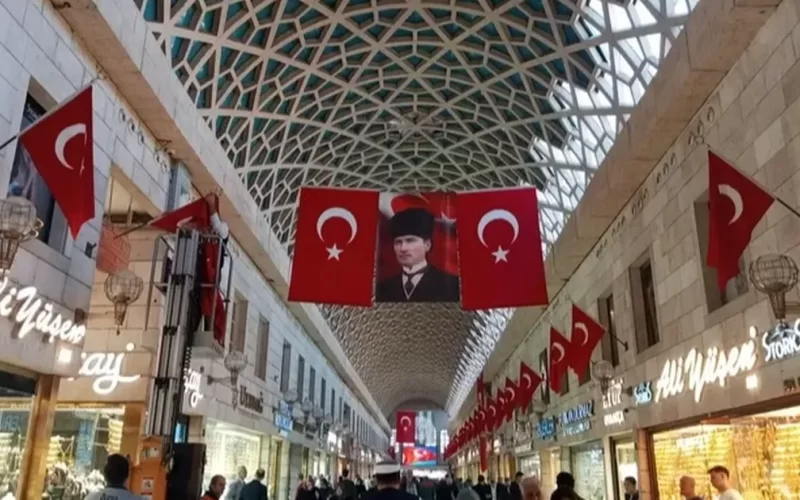 Bursa kapalı Çarşı Cumhuriyet coşkusuna hazır