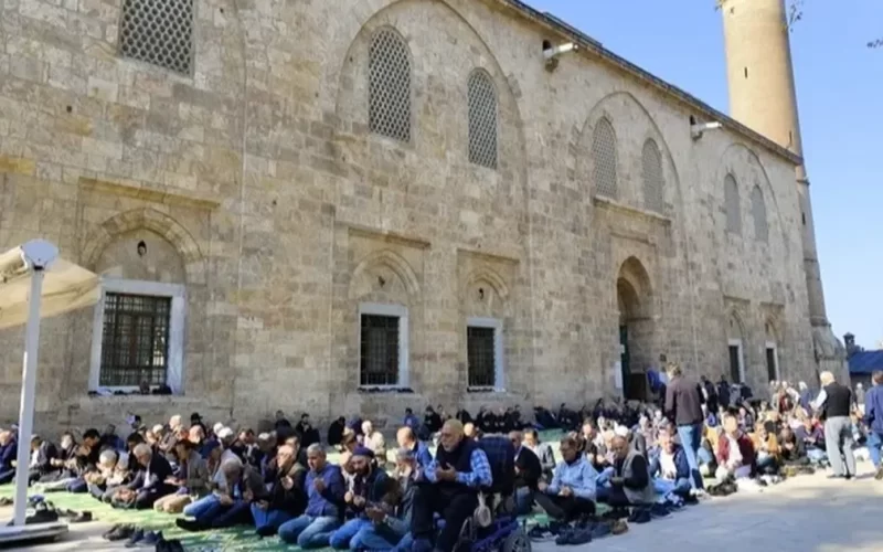 Bursalılar Ulucami’ye akın etti