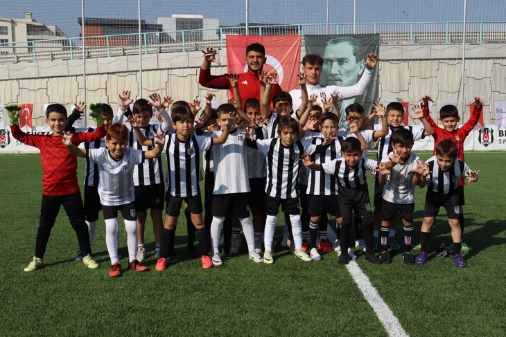 Minik futbolcular İzmit Belediyesi Cumhuriyet Bayramı Futbol Şöleninde doyasıya eğlendi