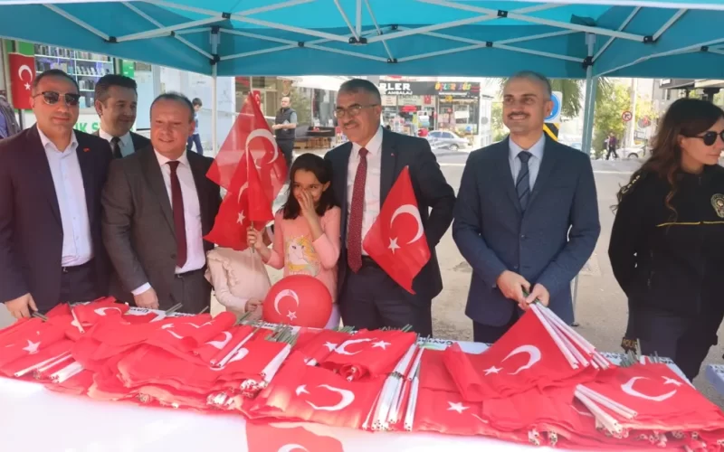 Çiftçi, Çayırovalılara Türk Bayrağı dağıttı